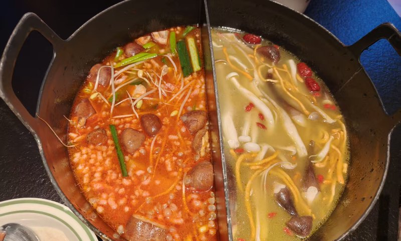 蛇口酸咕咕的贵州酸汤火锅