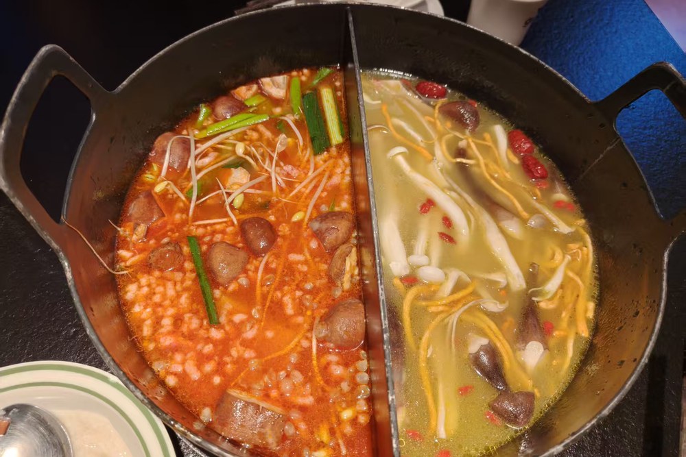 蛇口酸咕咕贵州酸汤火锅的双拼锅底