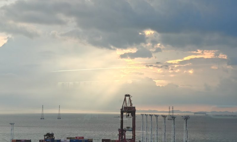企鹅岛午后阳光穿过云层照向海面